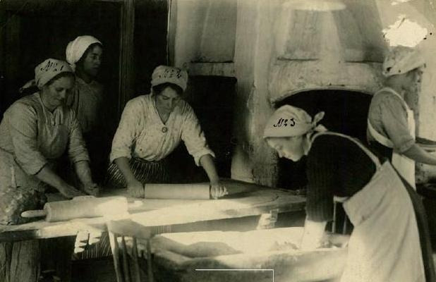 Tunnbrödsbakning i Venjan, Dalarna år 1929.